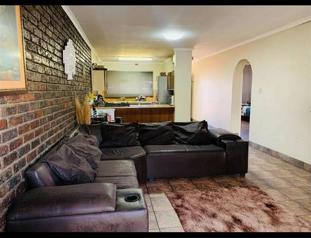 2 BEDROOM FLAT FOR SALE IN VEREENIGING CENTRAL